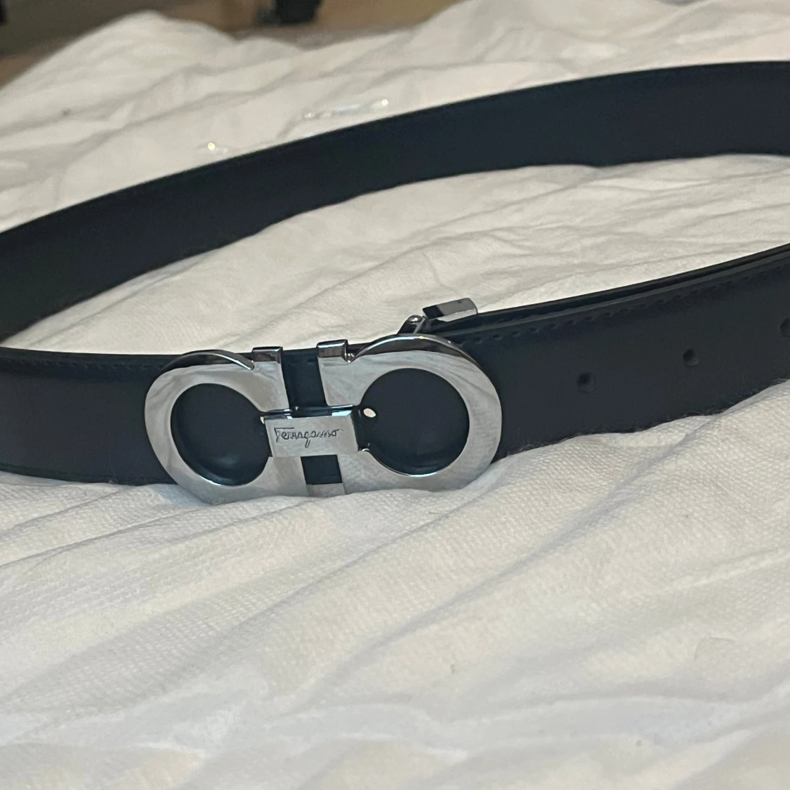 Svart Ferragamo bälte med silverdetalj