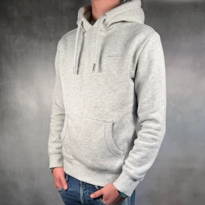 Superdry Hoodie  - - Superdry Hoodie — Storlek S — 9/10 — Bra skick utan skavanker — Inkluderat - Hoodie — Retail 1800kr  — Modellen är - 180cm, 65kg -