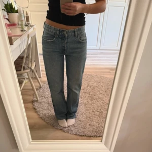 Blå raka jeans med normal passform - Säljer ett par  blå jeans med rak passform och normal midja. Avklippta så passar någon runt 160.