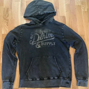 Svart hoodie från Ralph Lauren - Svart hoodie från Denim & Supply Ralph Lauren, Med en vintage look, Materialet är bomull och passformen är M men passar från M-L, 