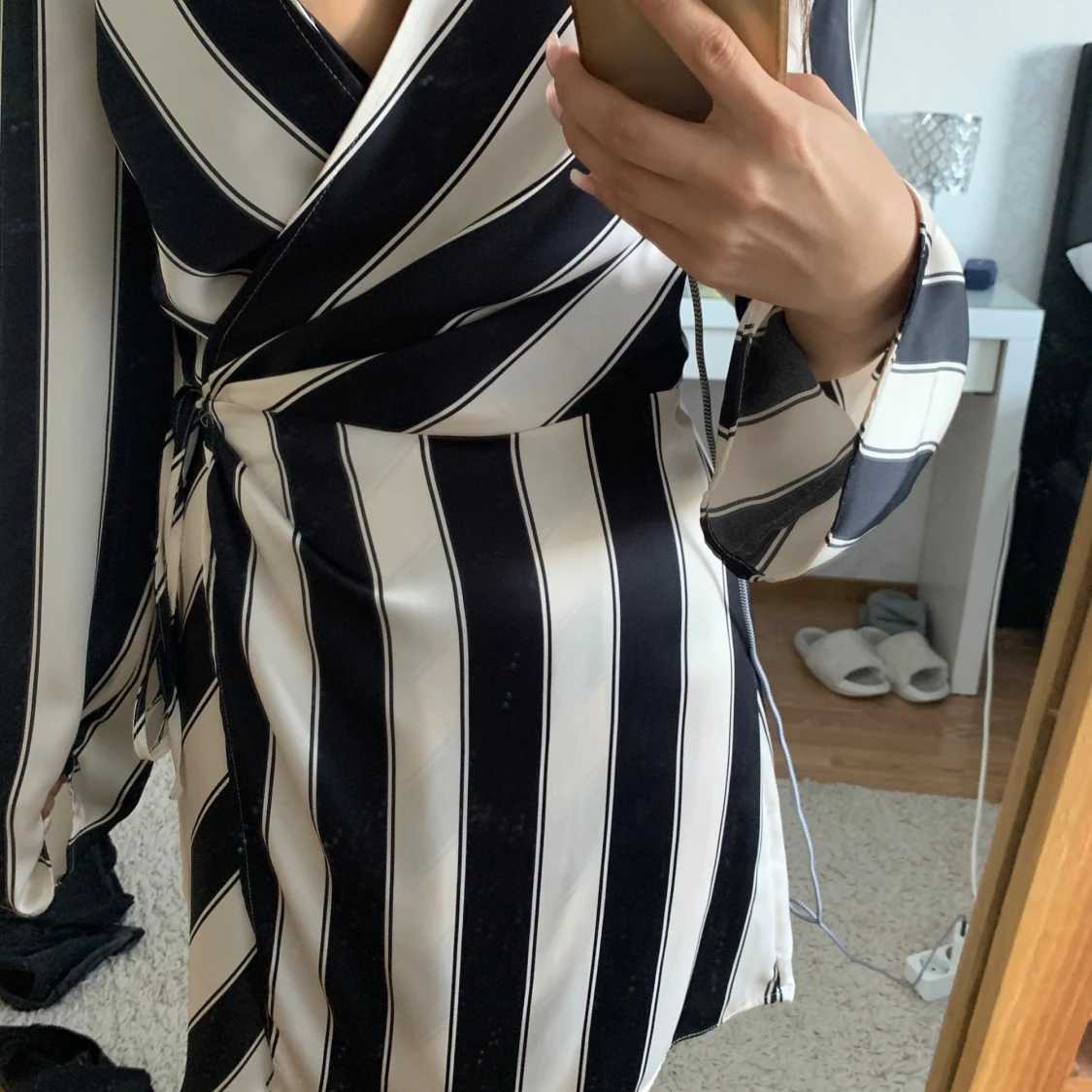 Randig omlottklänning med knyt - 4