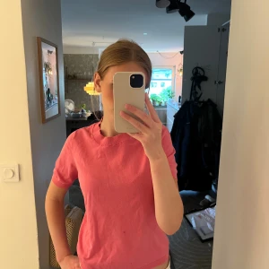 Rosa tröja - Fin kortärmad kortärmad tröja! Bra skick och inte så använd men några små fläckar som man ser på bild två, har tvättat men de går inte bort men de kanske går bort med nån typ av fläckborttagning jag har inte testat!🤍 Skriv för frågor eller fler bilder!     Stockholmstil y2k rosa spets 2000s linne topp tröja stickad