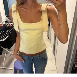 Gul ärmlös zara topp med knytband - Super snygg😍 