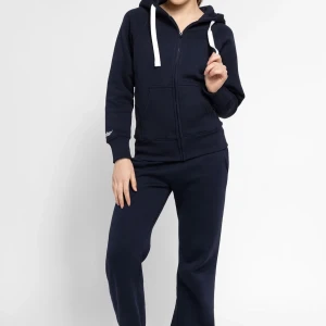 Mörkblå hoodie och mjukis byxor från russemerch  - Mörkblå hoodie och mjukis byxor från Russemerch med dragkedja framtill, vita snören i huvan och två stora fickor. Tröjan är långärmad och har ribbade muddar. Perfekt för chill dagar och enkel att matcha med andra plagg.