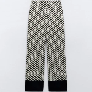 Mönstrade byxor från Zara - Snygga blom mönstrade byxor från Zara i nyskick. Så snygga till alla årstider