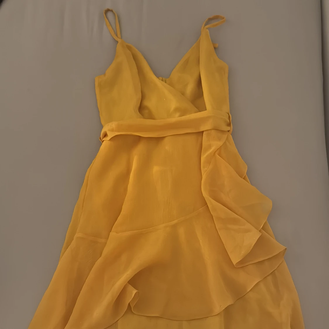 Gul omlottklänning med volanger