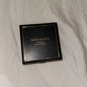 Silverarmband från Björn Nilsson - Säljer ett stilrent armband i silver från Björn Nilsson. Armbandet har en snygg tvinnad kedja och levereras i original ask. Perfekt accessoar för dig som gillar klassisk och tidlös stil.