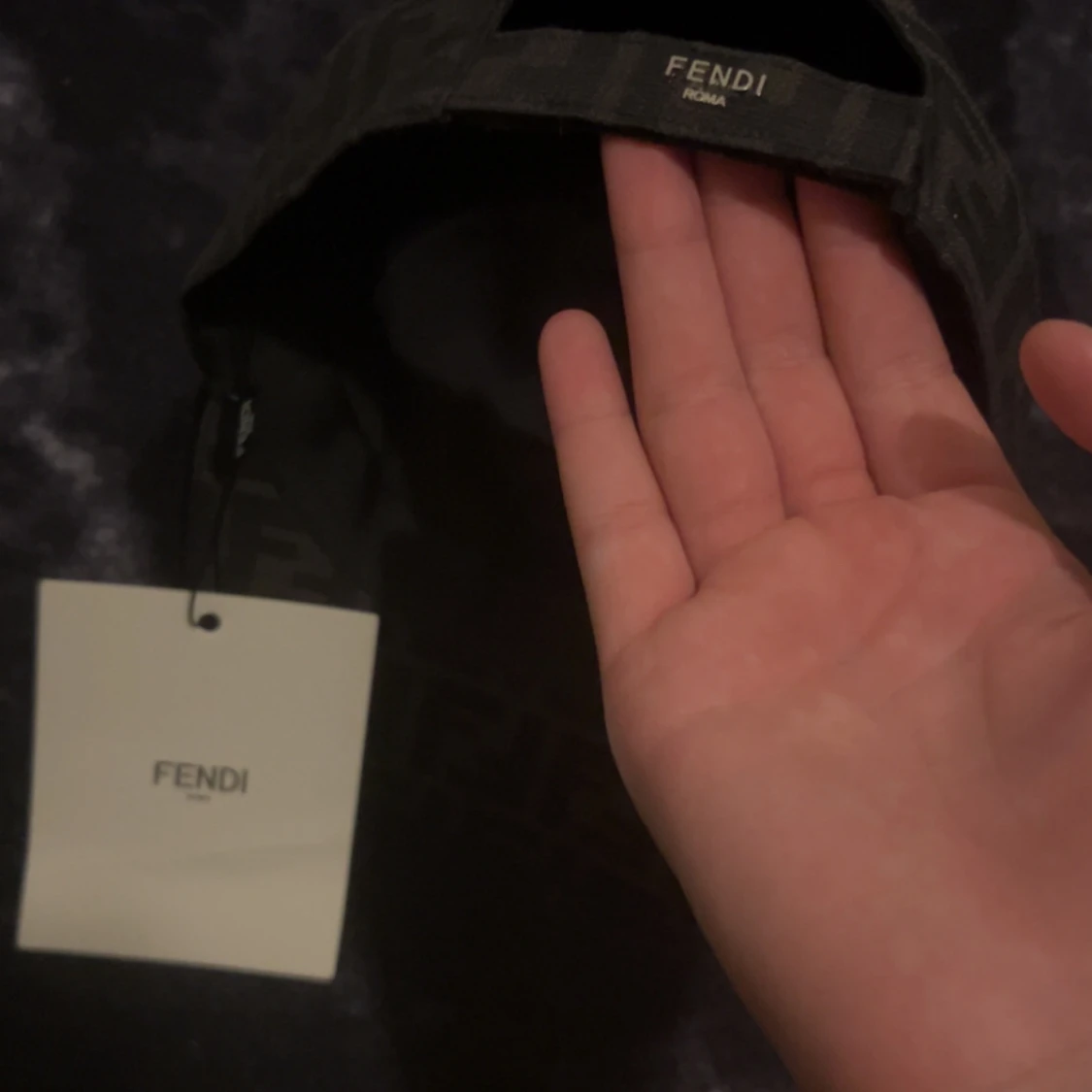 Svart keps med Fendi-logga - 1