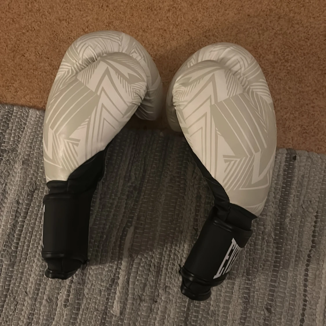 Vita boxningshandskar från Everlast - 1