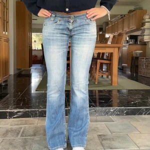 Lee jeans - Skiit snygga jeans från Lee i den perfekta ljusblåa färgen!! Passar Xs-s.  Midja rakt över: 38 cm, innerben: 77 cm Kom privat för fler mått eller frågor🥰 kontakta innan köp!