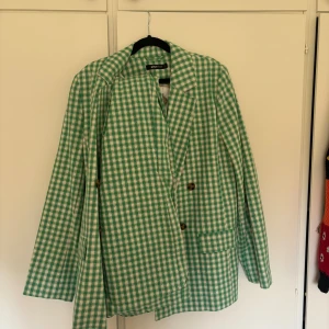 Grön kostym - En grön kostym från gina tricot som aldrig kom till användning. Notera att de köpts separat, men säljer de ihop! Kavajen är L och byxorna är M