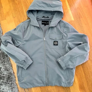 Bvaldi windbreaker - Säljer min windbreaker från Bvaldi. Nyskick typ den är använd ca tre gånger. Slutsåld på hemsidan och i butik. Bara att höra av sig vid frågor eller funderingar.