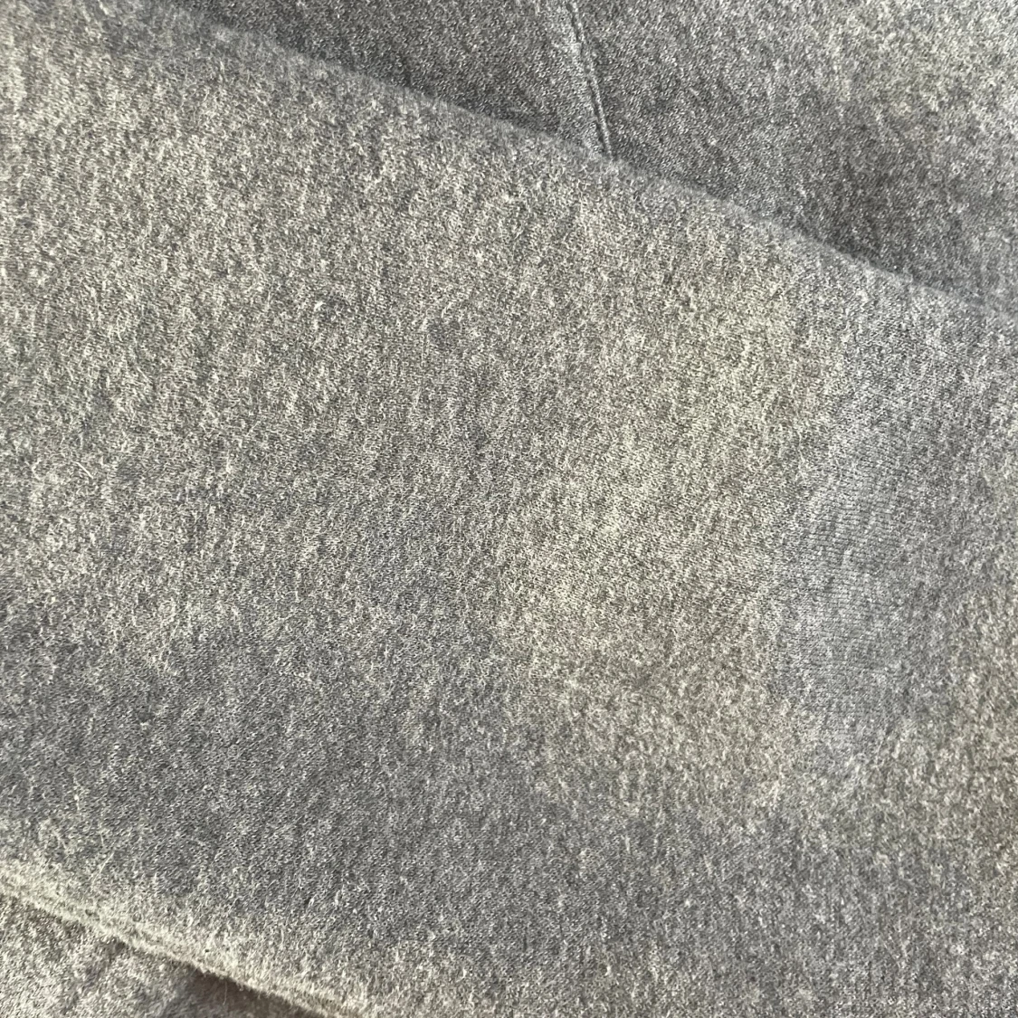 Grå hoodie med dragkedja från Mango - 1