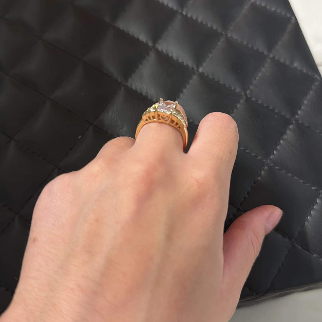 Guldfärgad ring med stor fyrkantig sten - 2