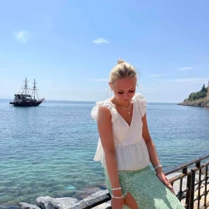 Topp - Söt topp med broderi och volang💓använd 1 gång, (lånad bild)