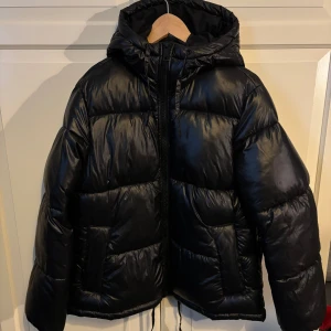 Svart jacka - Svart vinterjacka från hm! Stor i storleken! Bra skick