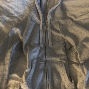Russemerch zipup grå - Säljer min gråa russemerch tröja då jag köpt den blåa istället, använd några få gånger så väldigt bra skick storlek XS och passar perfa på mig som 164cm. Hör av er vid frågor!💕orginal pris: 749kr.