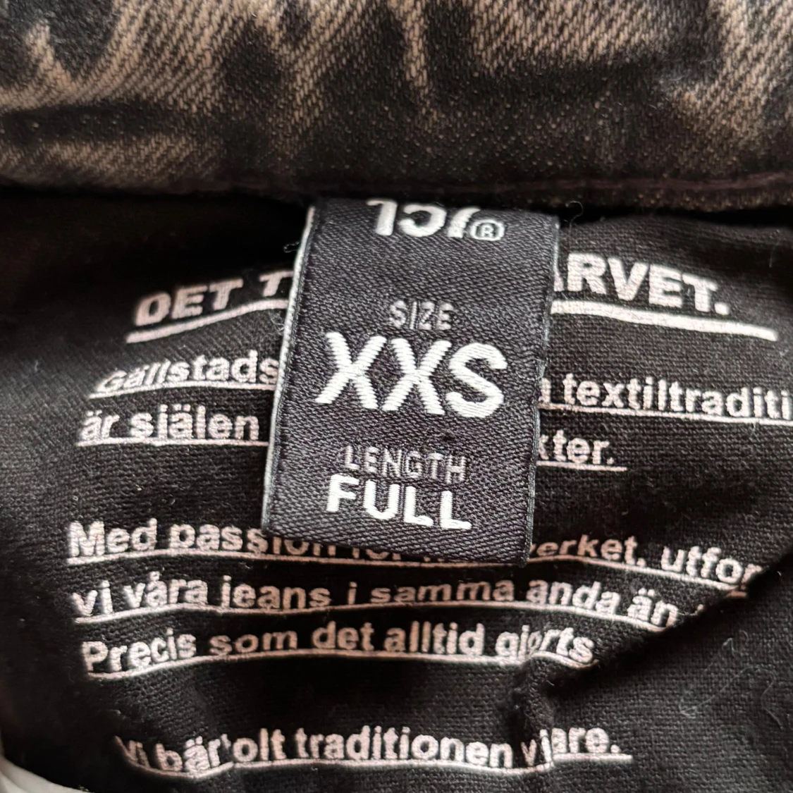 Grå bootcut jeans med paljettblommor - 3