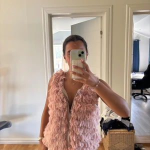 Rosa fluffig pälsväst från Cream - Superfin rosa väst från cream