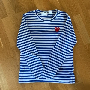 Randig Cdg långärmad - Säljer denna ritkigt snygga Cdg långärmade tröjan, den var för liten för mig är 175 väger 68 kilo den passar typ xs, perfekt för hösten bara höra av sig vid funderingar 