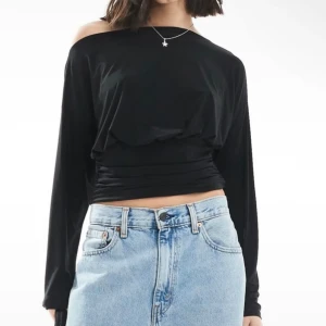 Off shoulder topp - Grymt snygg topp som har en bar axel och åtsittande midja. Från ASOS, använd ca 3 gånger 