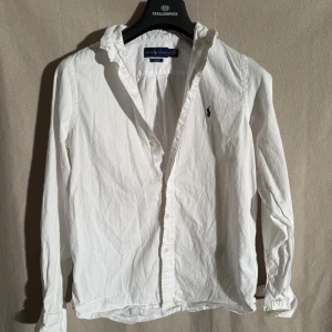  Polo Ralph Lauren skjorta  - Tjena! Säljer nu denna polo Ralph lauren skjortan i storlek 16 år! Den är i bra skick 8/10, inga defekter! Om ni undrar något är det bara att hör av sig!😀