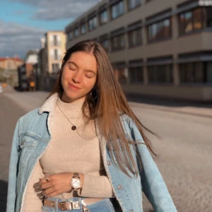 Blå jeansjacka med teddyfoder Bik Bok XS - Säljer en snygg blå jeansjacka från Bik Bok i storlek XS. Jackan har ett mjukt vitt teddyfoder och klassisk krage, samt två bröstfickor med knappar och knappstängning framtill. Perfekt för dig som vill ha en chill och trendig look.
