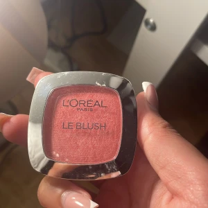 L'Oréal Le Blush Rosy Cheeks 165 - L'Oréal Le Blush i nyansen Rosy Cheeks 165 är ett puderrouge. Kommer med en spegel och en liten borste. Perfekt att ha med i väskan. Ger kindern en fräsch och naturlig färg med lätt shimmer. den har testats men inte mer än så.