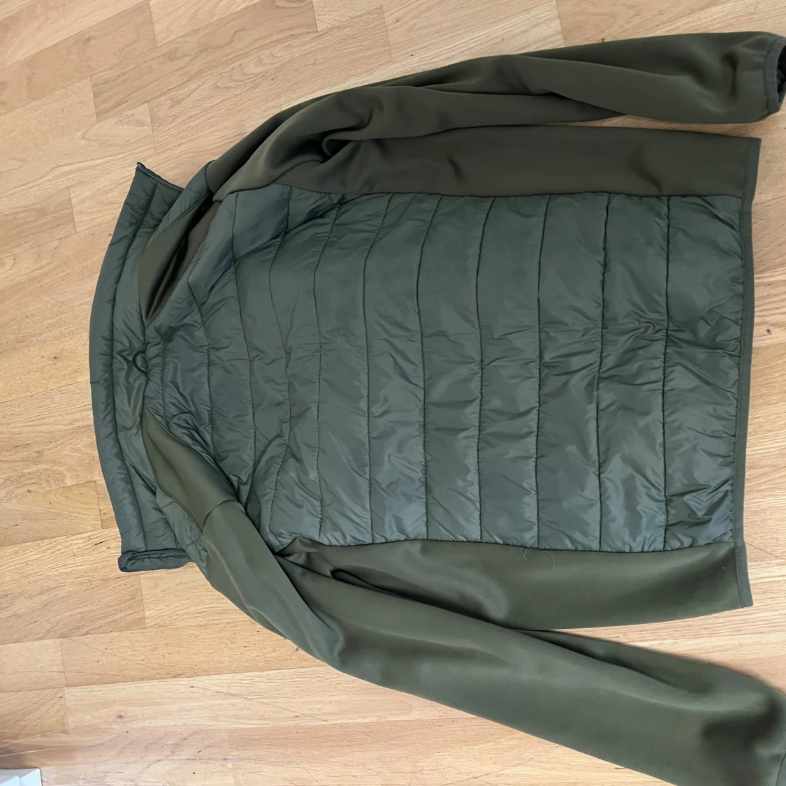 Olivgrön quiltad pufferjacka - 1