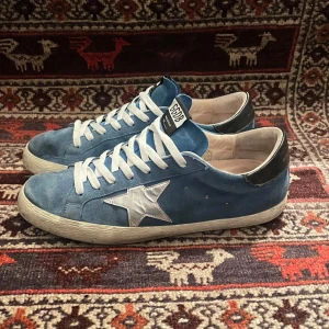 Golden goose  - Snygga golden goose’s! Helt okej skick, ände defekten är att det är ett minimalt hål längst bak på sulan. Annars inget mer. Boxen och dustbag tillkommer ej. Säljer dem för att jag bara vill bli av med dem. Lite små slitna men funkar fortfarande väldigt bra. Tyvärr inga snören dock