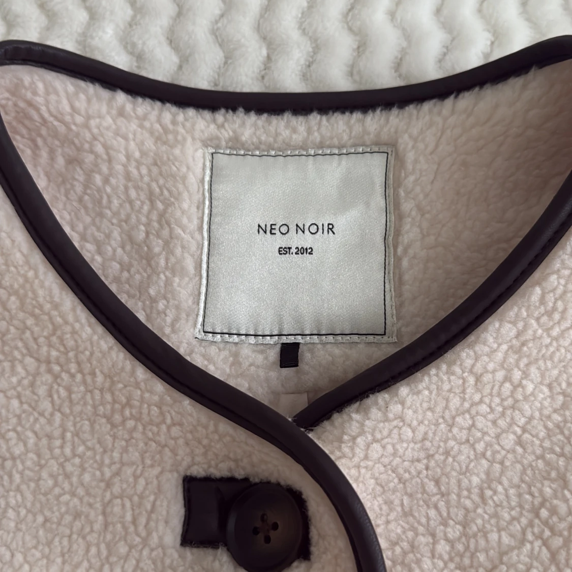 Beige teddyjacka från Neo Noir - 2