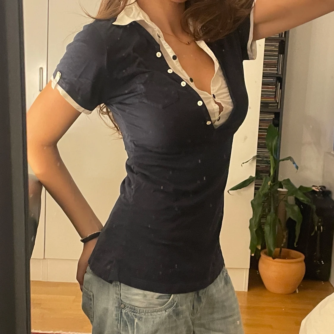 Mörkblå slim blus med vit krage - 1