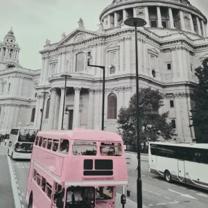 London Affisch 30x40cm  - En snygg bok med ett ikoniskt svartvitt foto av St Paul's Cathedral i London, där en klassisk dubbeldäckare i knallrosa sticker ut. Perfekt för dig som älskar resor, coola stadsmotiv och vill ha inspiration från London i bokhyllan.