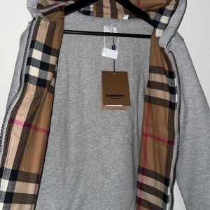 Burberry hoodie - Helt ny o pris går att diskuteras vid snabb affär!!