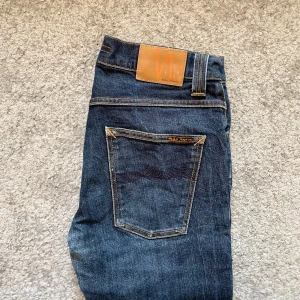 Nudie Jeans - Sjukt snygga jeans från märket Nudie Jeans | Snygg tvätt, knapp gylf, väldigt eftertraktade då i slim fit | Skick 8/10 - bra skick | Storlek W33 | Jag kan gå ner i pris ‼️Kom gärna med bud och hör av dig vid minsta lilla fråga.