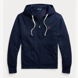Marinblå zipup från Polo Ralph Lauren - Marinblå hoodie från Polo Ralph Lauren med dragkedja, vit snörning i huvan och klassisk röd logga på bröstet. Storleken är M men skulle säga att den passar S/M. Inga defekter! 👇