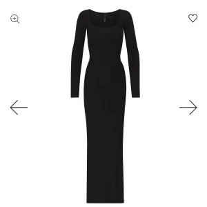 Skims long sleeve dress - Säljer denna long sleeve klänningen från skims som är i det skönaste materialet! Helt ny med prislapp kvar!! Nypris: 1250kr