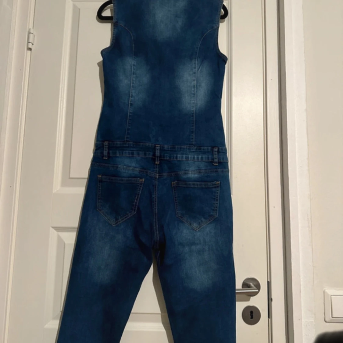 Ärmlös jeans jumpsuit med knappar - 4