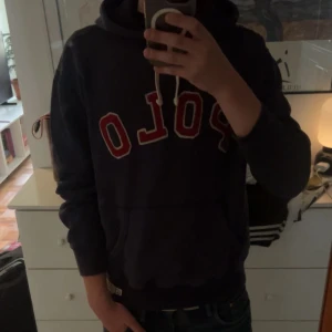 Polo Ralph Lauren hoodie - Säljer nu min tvärfeta hoodie som är jävligt snygg o stilren storlek M han på bilden är 179. Hör av er vid minsta fundering ,, först till kvarn 🙌🙌