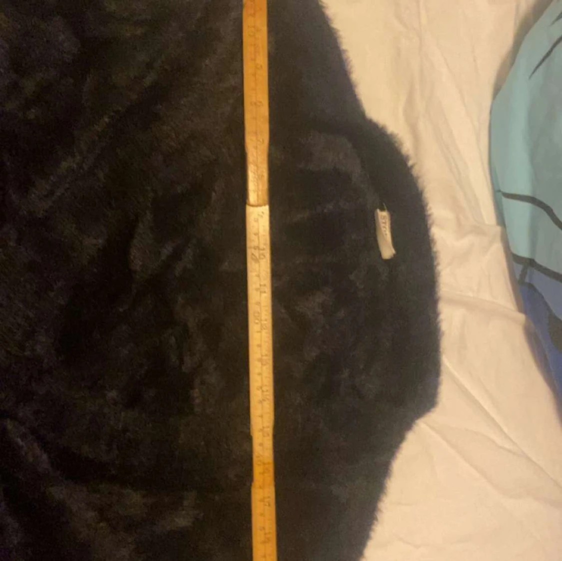 Svart fluffig kofta med guldknappar - 2