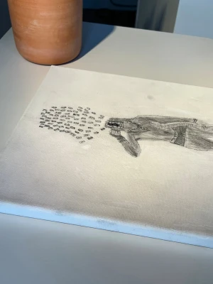 Handritad tavla med dollarsedlar - Unik handritad tavla på canvas med motiv av rappare ”king von” person i hoodie och byxor, där dollarsedlar flyger upp från huvudet. Svartvit teckning med detaljer som halsband och bälte. Perfekt för dig som gillar modern konst och street-art känsla.Och motet på tavlan är 25 cm på både bred och höjd.