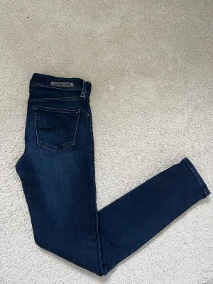 Mörkblå jeans från Jacob cohën - Äntligen fått hem dessa asfeta Jacob Cohen jeans! Jeansen är i mycket bra skick och redo att skickas iväg! Storlek W26. Nypris på dessa ligger på över 3000kr och mitt pris är förhandlingsbart! Hör av er vid fler frågor! Fri frakt - passa på! 1 vecka framåt!