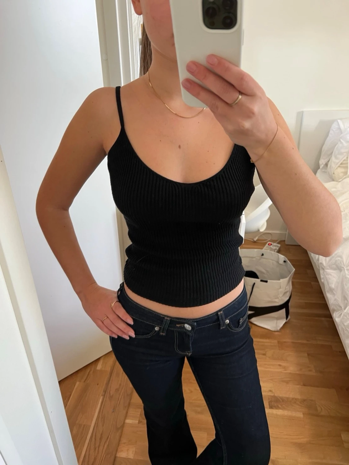 Svart ribbad linnetopp