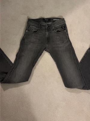 Svarta Replay jeans med slim fit - Ett par snygga slim fit replay jeans i anbass modellen, strl 28w,32L