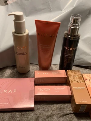 Hickap basprodukter set 8 st - Säljer ett set med basprodukter från Hickap, inklusive rengöringsolja, gel to milk cleanser, shimmer glow mist, två glow serum med hyaluronsyra och två wonder sticks. Färgerna går i nude, brons och rosa toner. Perfekt för en fräsch och återfuktad bas. Bronze glow serumet har en reva på själva förpackningen. Se bild. 