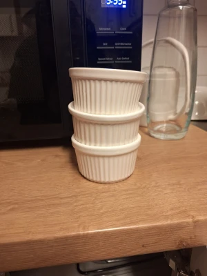 Vita ugnsfasta portionsformar - Tre stycken vita portionsformar i keramik med räfflad yta. Perfekta för att servera små desserter eller tillaga suffléer. Klassisk rund form och stilren design som passar till mycket