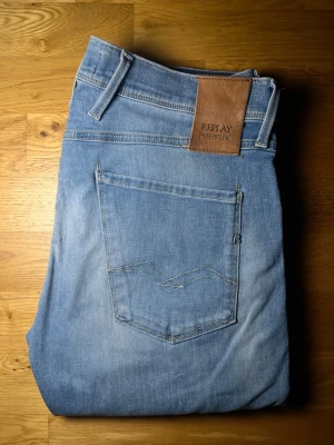 Replay jeans hyperflex  - Tja, säljer nu ett par riktigt feta replay jeans med slitningar🔥| Skick: 9.5/10 | W32 | Pris: 549🌟✅| Tveka inte att höra av er vid fler bilder eller frågor😊| Glöm inte att priset alltid är diskuterbart😉