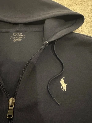Polo Ralph Lauren Zip hoodie - En mörkblå Ralph Lauren zip hoodie som är använd max 5 gånger och är tvättad en gång, är som ny. ☺️Passar folk som har S och M
