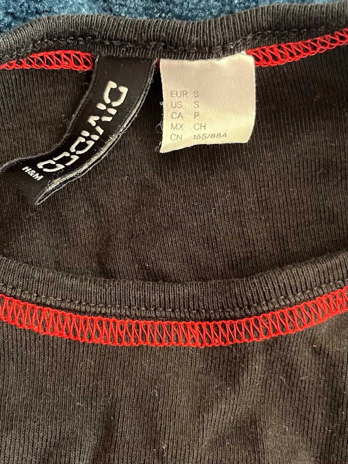 Svart croppad topp med röd drakprint - 3