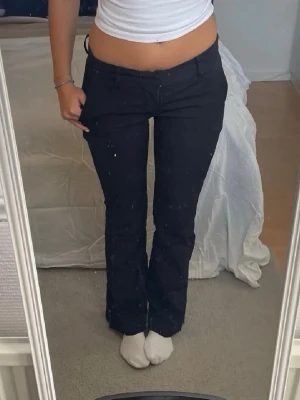 Svarta kostymbyxor med bootcut - Säljer ett par svarta kostymbyxor med bootcut-modell och låg midja. De är uppsydda och passar bra för mig som är 160💓